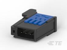 Zástrčka má čiernu základňu s modrou sponou a tromi kovovými kontaktmi. Používa sa na prepojenie elektronických zariadení.