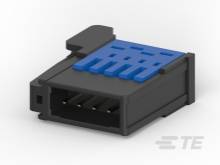 Modročierny elektrický konektor s viacerými kovovými kolíkmi, zobrazený na bielom pozadí.
