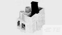 Biely Lego kocka so štyrmi výstupkami a šikmo umiestnenou čiernou schodiskovou štruktúrou na sivom pozadí.