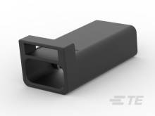 Čierny USB konektor na bielom pozadí, obdĺžnikového tvaru so zaoblenými hranami, slúži na prepojenie elektronických zariadení.
