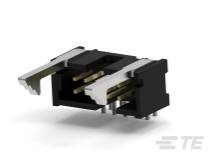 RJ45 konektor v detailnom zábere, narovnaný, so zlatými kontaktmi a čiernym plastovým obalom, bez kábla.