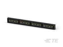 Čierny, podlhovastý, pravouhlý USB konektor so štyrmi portami, zachytený v šikmom bočnom pohľade.