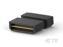 Čierny elektronický adaptér s kovovými konektormi, ktorý spája dve elektronické zariadenia.