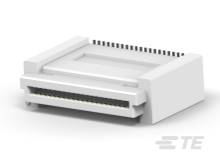 Biely elektrický konektor s početnými malými zásuvkami, ktorý sa pravdepodobne používa v elektronickom dizajne zariadení.