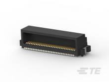 Detailný záber čiernej elektrickej zástrčky s viacerými zlatými kontaktmi, vhodnej pre elektronické prepojenia.