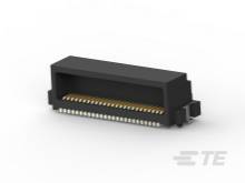Čierny elektrický konektor s viacerými zlatými kontaktmi, vhodný pre elektronické zariadenia, pohľad z boku.