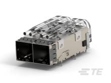 Obdĺžnikový elektronický konektor so dvomi štvorcovými otvormi, striebornej farby. Vhodný pre technické aplikácie.