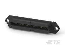 Čierne elektrické púzdro konektora obdĺžnikového tvaru s bočnými upevňovacími otvormi, zobrazené v horizontálnej polohe.