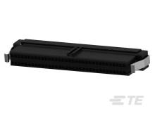 Zobrazuje sa čierny PCIe adaptér so zásuvkou v pravouhlom tvare.