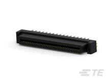 Čierny elektrický konektor s viacerými zlatými kolíkmi, horizontálne orientovaný, pred bielym pozadím.