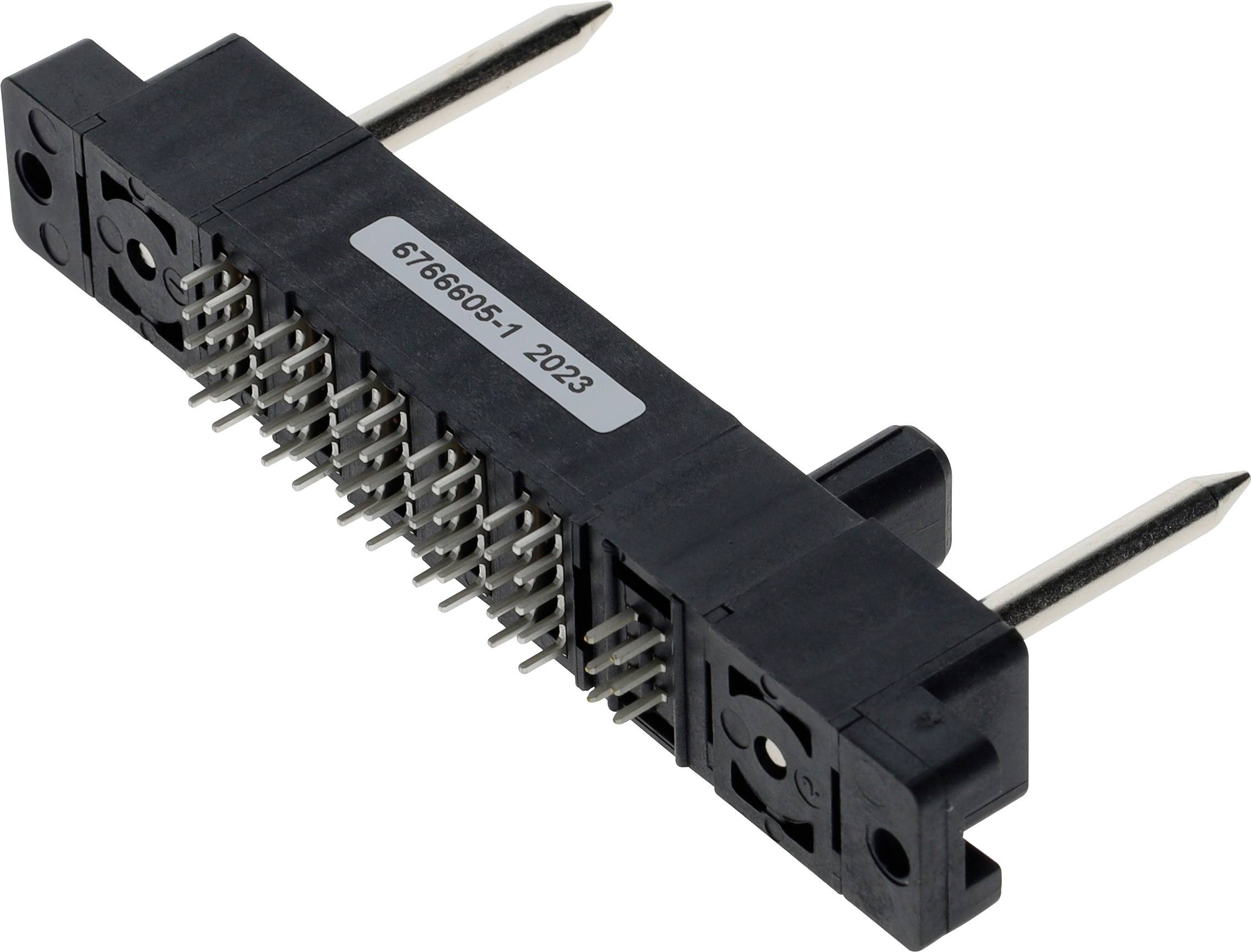 Čierny elektronický konektor s viacerými kovovými kolíkmi a štítkom s nápisom '67666051_2023', zobrazený pod uhlom s montážnymi kolíkmi.