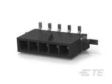 Čierny, obdĺžnikový konektor so štyrmi kolíkmi a plastovým krytom; slúži na elektrické prepojenie.