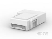 Biely USB kľúč na bielom pozadí, mierne naklopený, ukazuje obdĺžnikový tvar konektora.