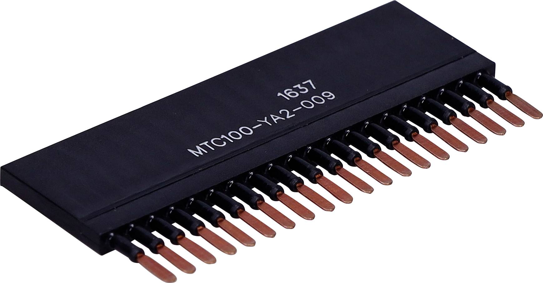 Čierny elektronický čip s medenými kolíkmi označený '1637 MTC100-YA2-009', pravdepodobne používaný v elektronických zariadeniach na zabezpečenie konektivity.