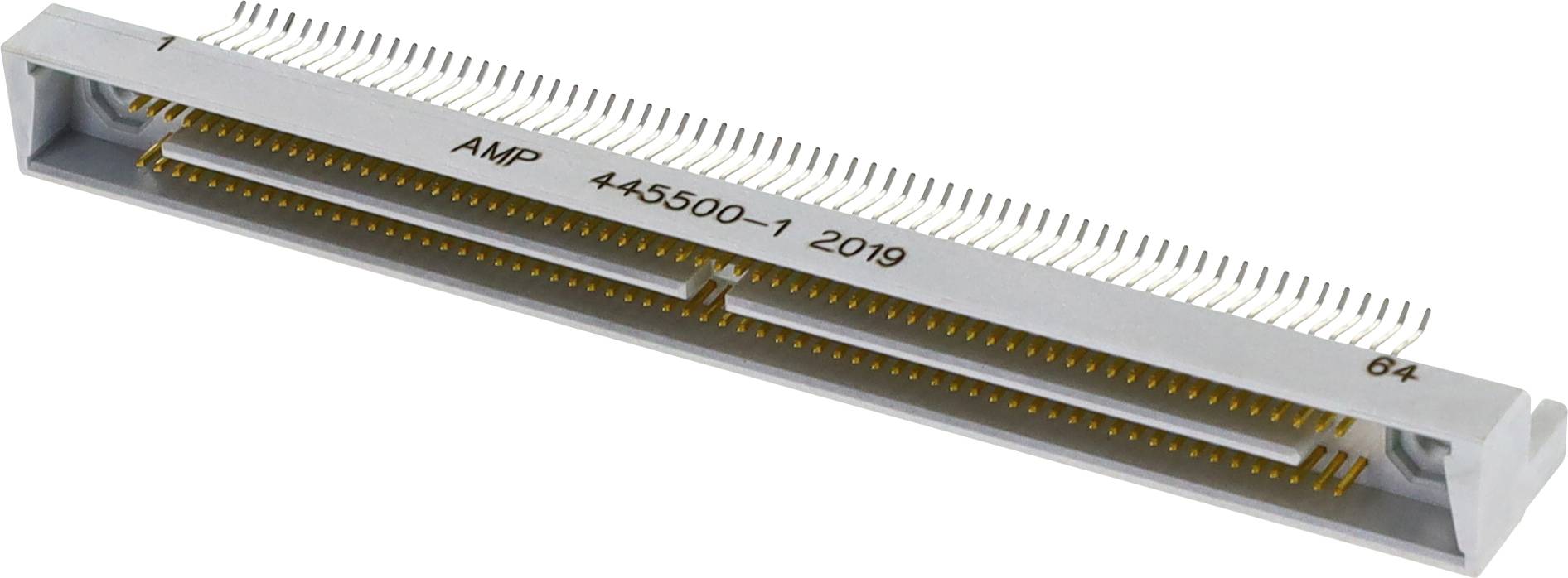 Detailný záber strieborného elektronického konektora s označením 'AMP 44-5500-1 2019'. Má viacero kovových pinov usporiadaných na jednej strane.