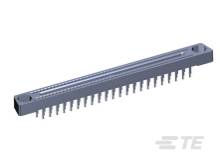 Sivý kovový trám so zuboriadkovými zubami na spodnej strane, pravdepodobne súčasť strojového alebo mechanického systému.