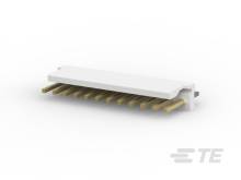 Biely elektronický konektor s viacerými zlatými pinmi, umiestnený na bielom pozadí.