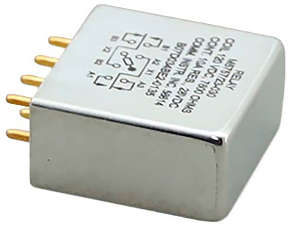 Malé, obdĺžnikové elektromagnetické relé so štyrmi pozlátenými kolíkmi a vytlačenými špecifikáciami na striebornom kovovom kryte.