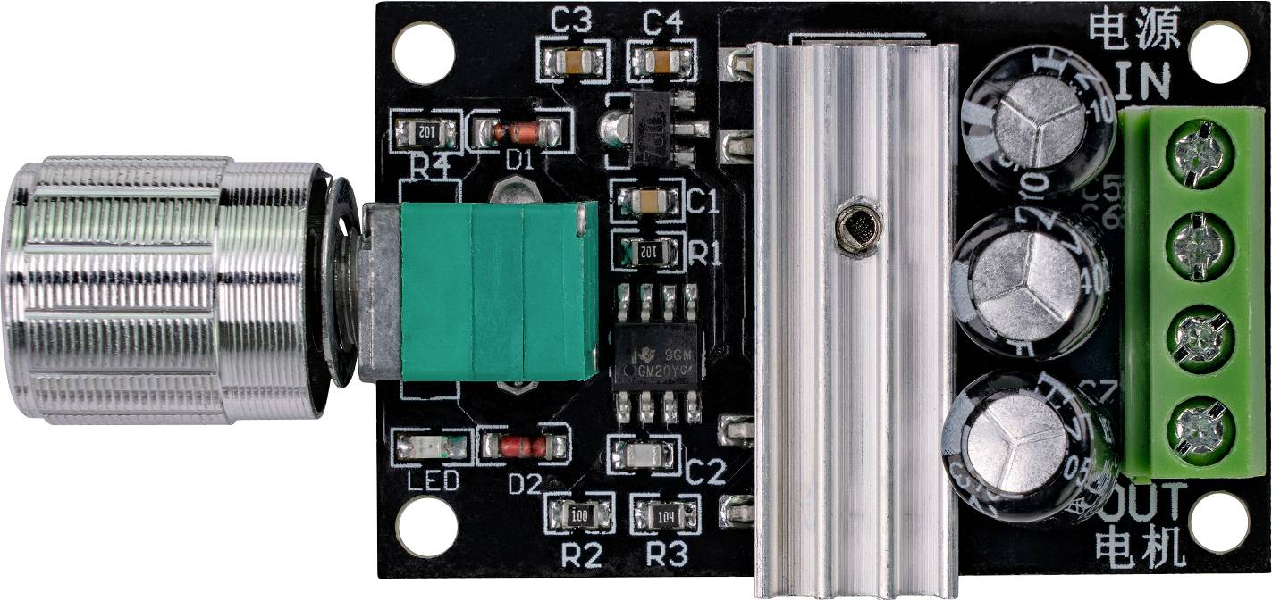 Elektronický obvod s viacerými komponentmi vrátane kondenzátorov, odporov a chladiča. Vhodný pre riadenie motorov.
