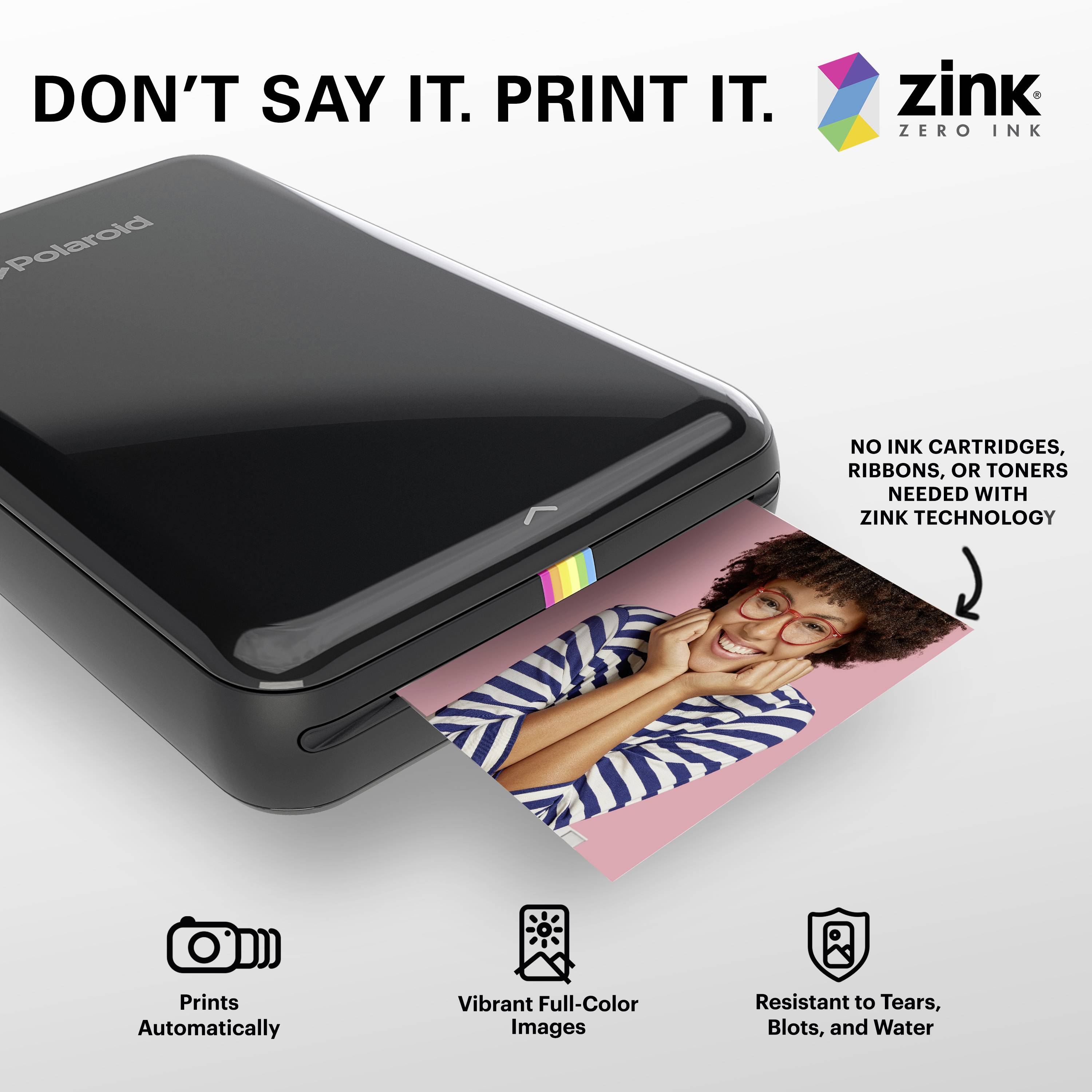 Obrázok ukazuje Polaroid tlačiareň, ktorá tlačí fotografiu usmievajúceho sa človeka. Text: 'NEHOVOR TO. VYTLAČ TO. Žiadny atrament nie je potrebný.'