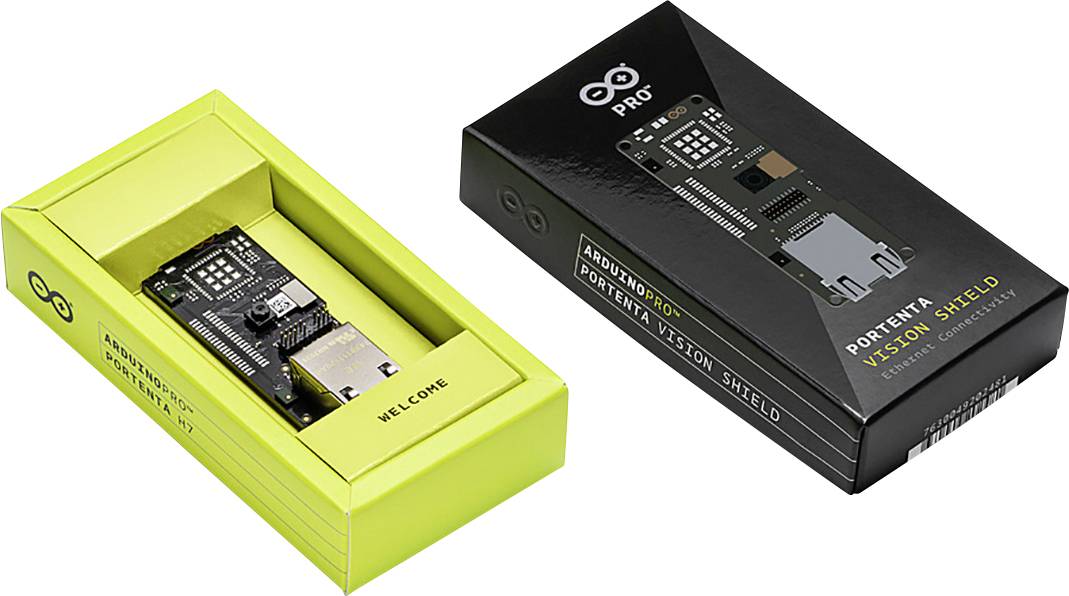 Dve balenia Arduino Portenta Vision Shield, jedno žlté a otvorené, druhé čierne a zatvorené. Obsahuje elektronické komponenty.