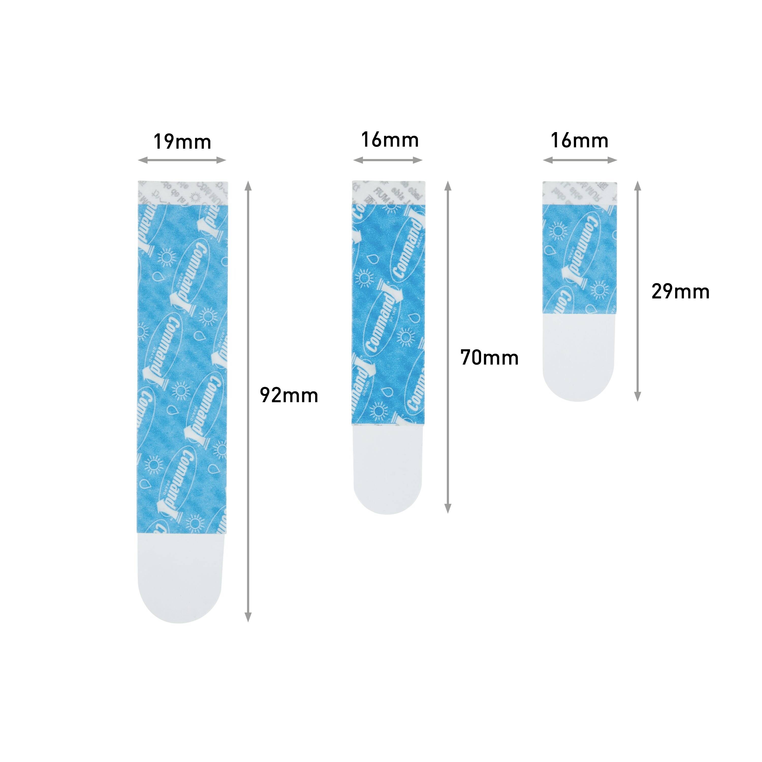 'Tri rôzne veľkosti modrých náplastí: 92 mm x 19 mm, 70 mm x 16 mm, 29 mm x 16 mm. Všetky s bielym okrajom.'