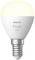 Biela LED žiarovka Philips Hue s päticou E14 svieti. Je optimalizovaná pre inteligentné ovládanie svetla a energetickú úspornosť.