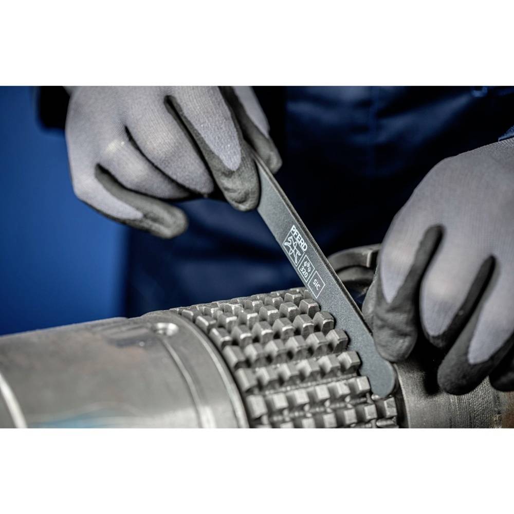 Osoba v rukaviciach používa nástroj na prácu so súkolím alebo mechanickou súčiastkou.