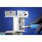 Ruka v modrej rukavici nanáša mazivo na kovový komponent.