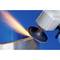 Stroj brúsi kovovú plochu, iskry striekajú doľava. Modré pozadie.
