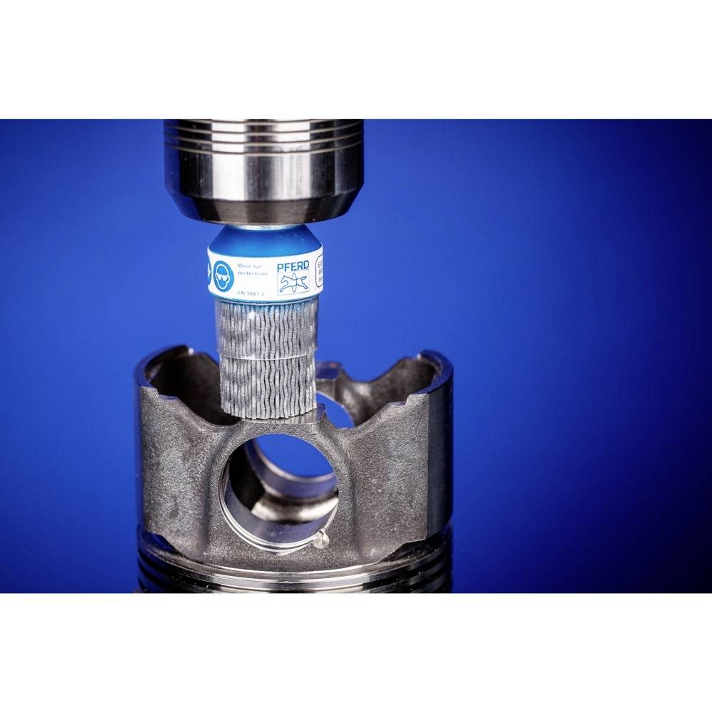Rotujúci nástroj, ktorý brúsi kov. Hore je viditeľné logo 'PFERD'. Pozadie je modré.