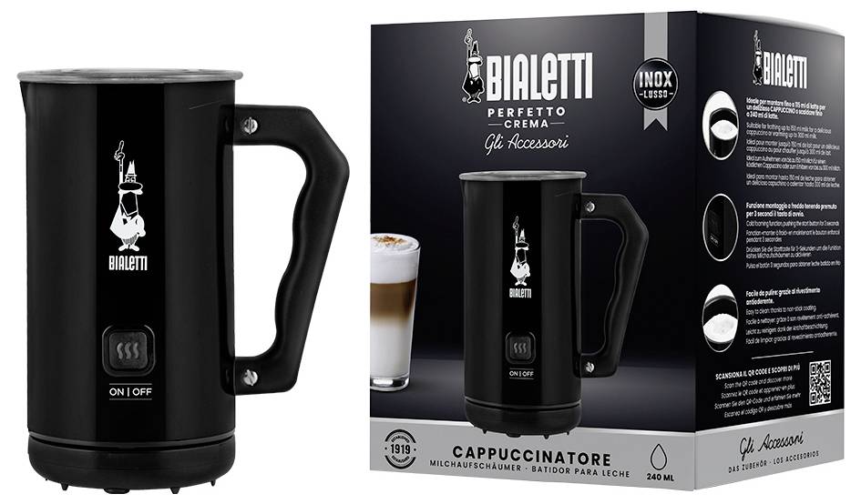 Elektrická napenkovačka mlieka Bialetti Perfetto Crema; čierna s rukoväťou a vypínačom, vedľa produktového obalu zobrazujúceho cappuccinátora.