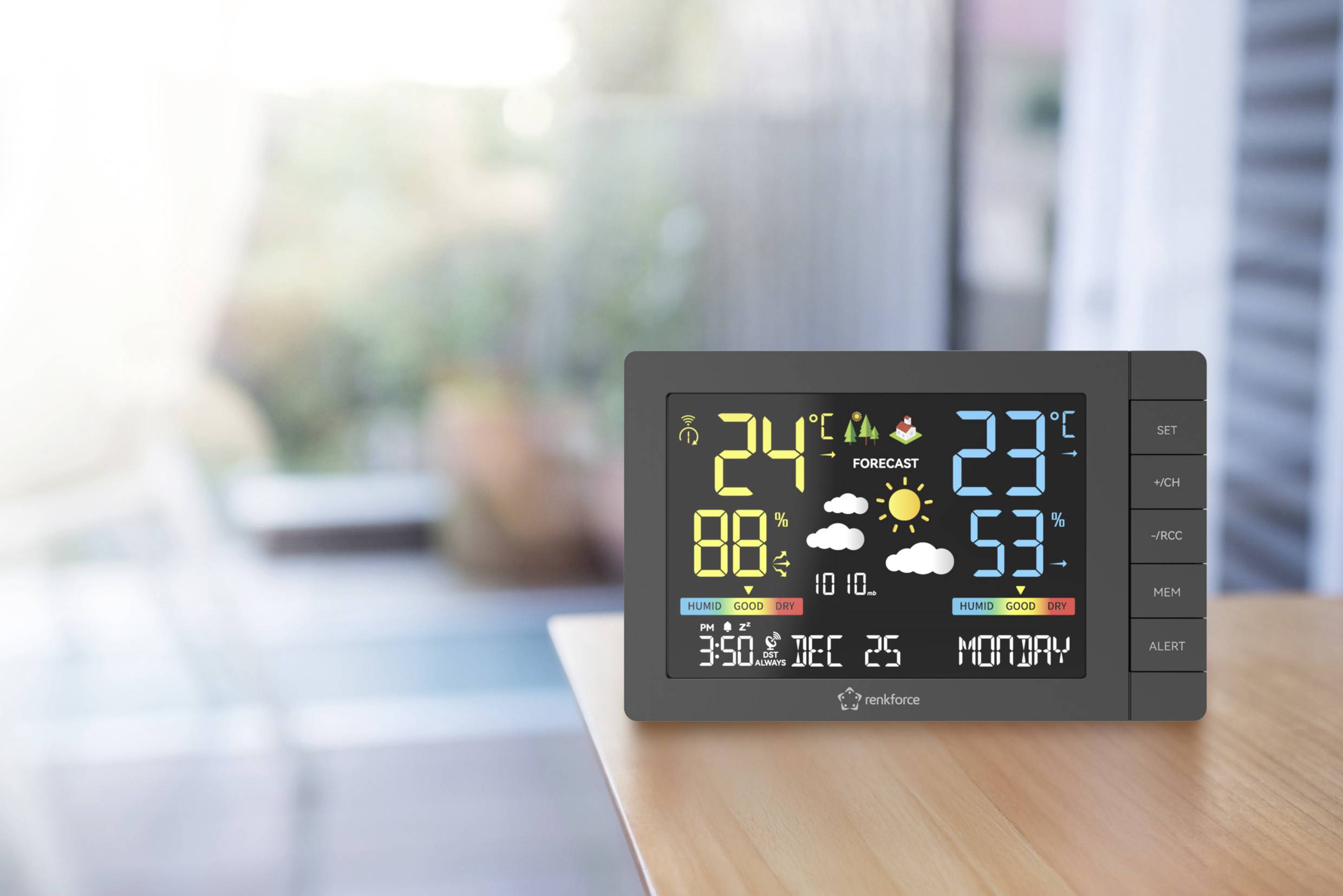 Digitálna meteorologická stanica zobrazuje teploty: vnútri 24°C, vonku 23°C. Vlhkosť vzduchu: vnútri 88%, vonku 53%. Predpoveď: slnko a oblaky, pondelok.