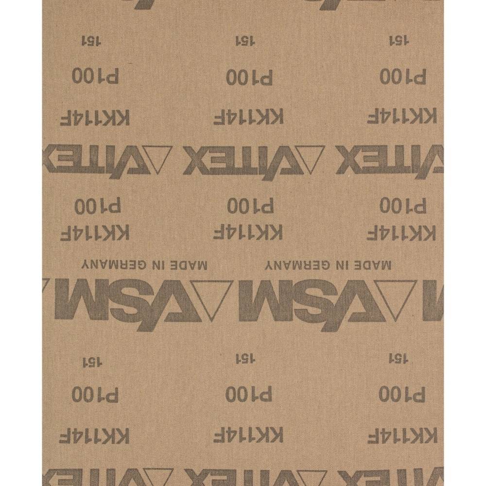 Hnedý brúsny papier, označenia čiernou farbou: 'VSM', 'P100', 'Vyrobené v Nemecku', 'Kk16'.