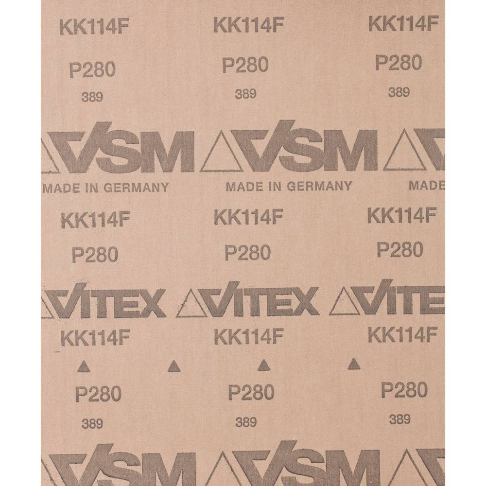 Brúsny papier od VSM s nápisom KK114F P280, vyrobený v Nemecku. Béžovej farby, vhodný pre jemné brúsne práce.