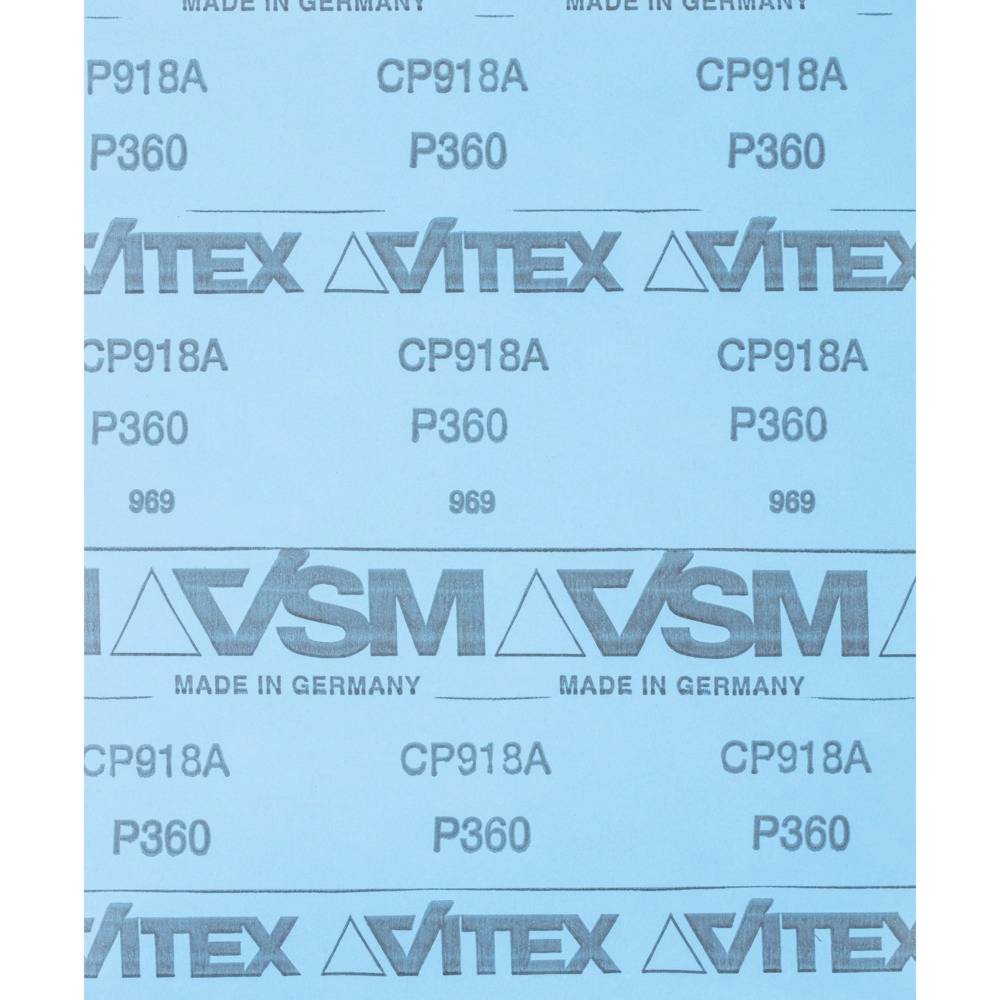 Modré brúsne plátno s čiernym textom 'VSM, CP918A, P360, P960'. Vyrobené v Nemecku. Opakujúci sa vzor.