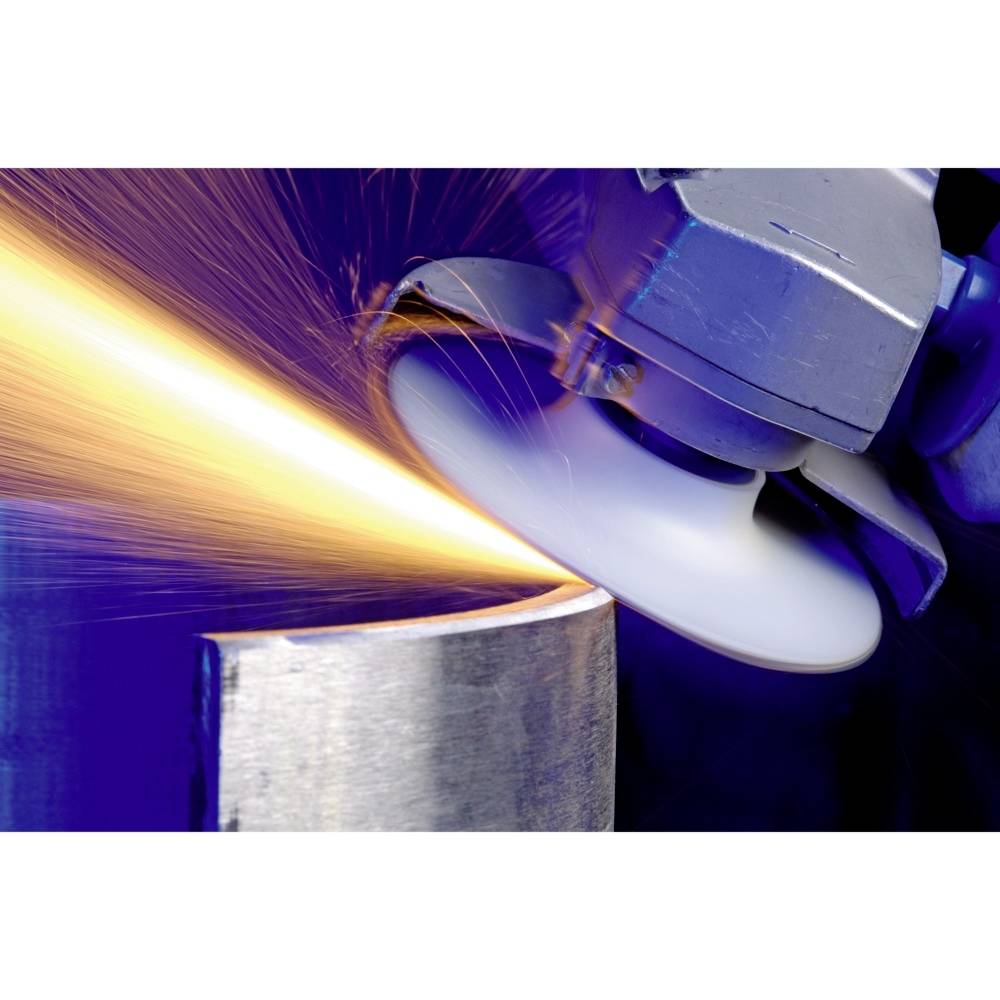 Brúska opracováva kovový valec, pričom iskry lietajú vplyvom pohybu brúsneho kotúča po povrchu.