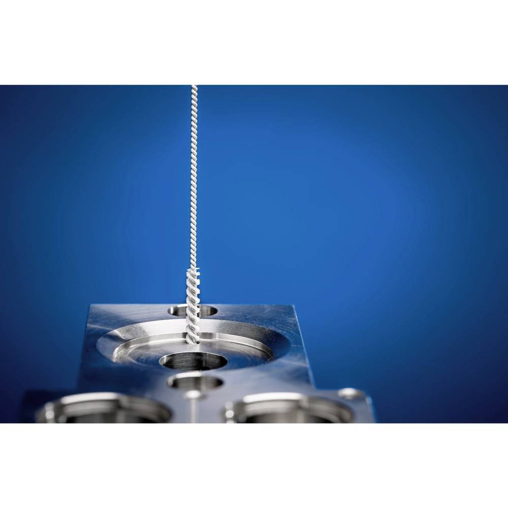 Vrták vstupuje do kovového obrobku. Pozadie je modré. Scéna znázorňuje presný vŕtací proces v priemysle.