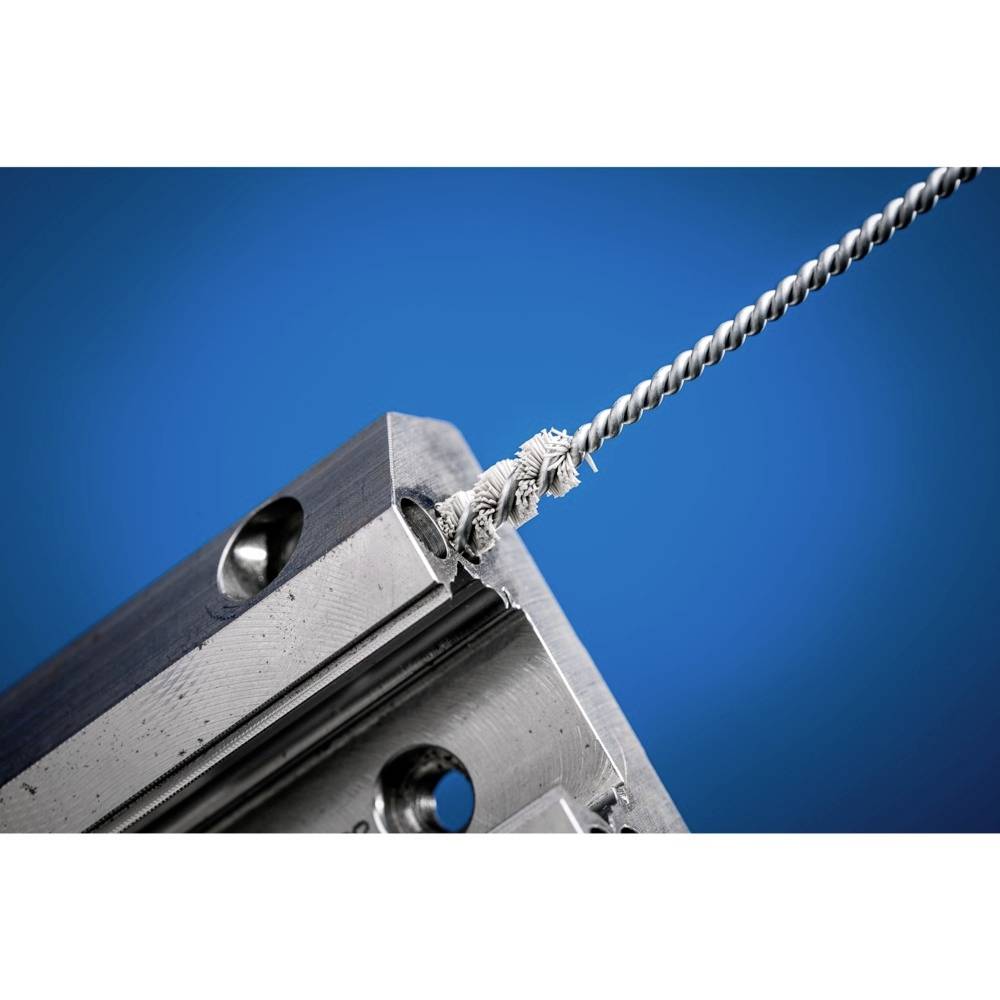 Kovové lano je napnuté na kovovom bloku. Blok má otvory a lano je čiastočne opotrebované a rozstrapkané.