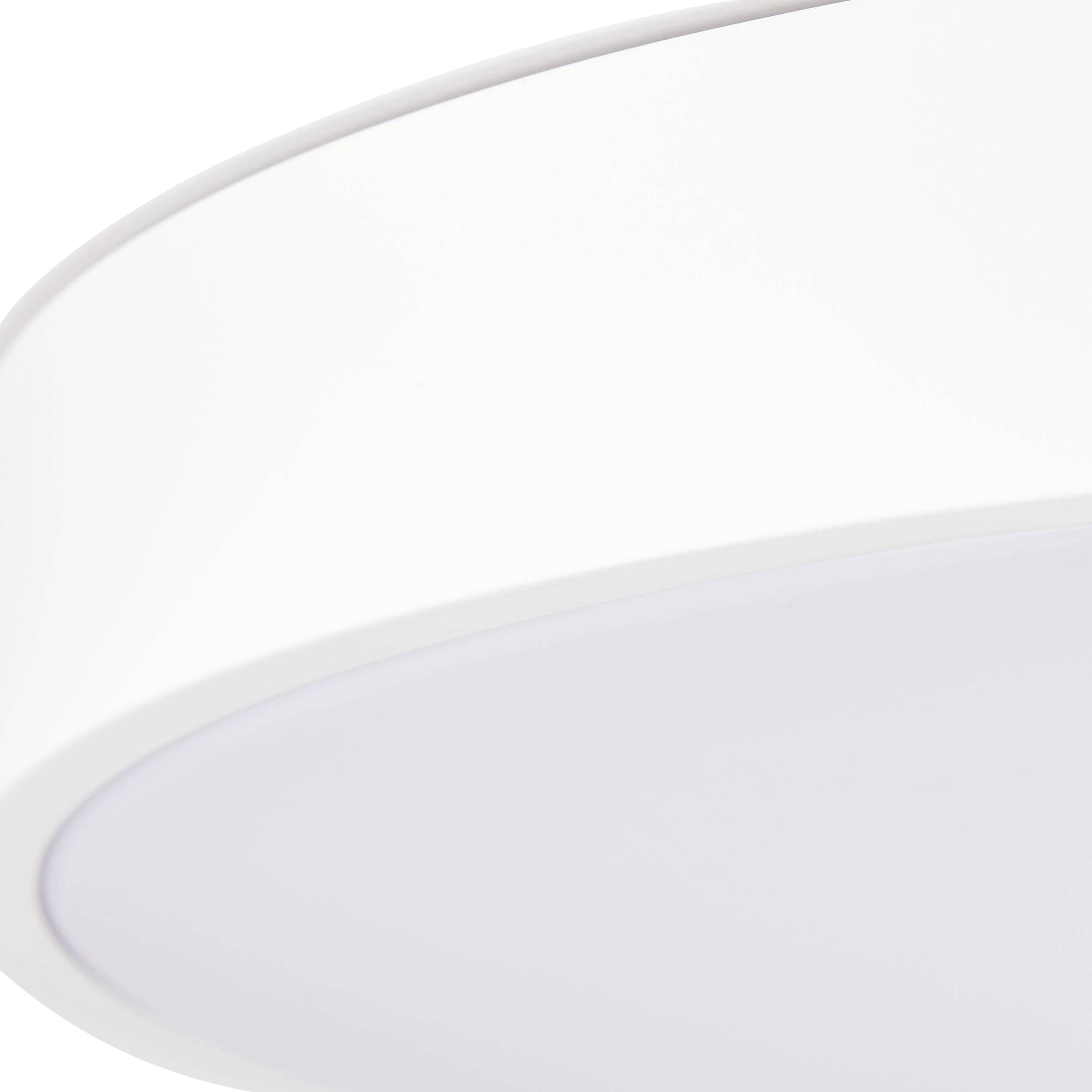 Biele, okrúhle stropné svietidlo s jednoduchým dizajnom.