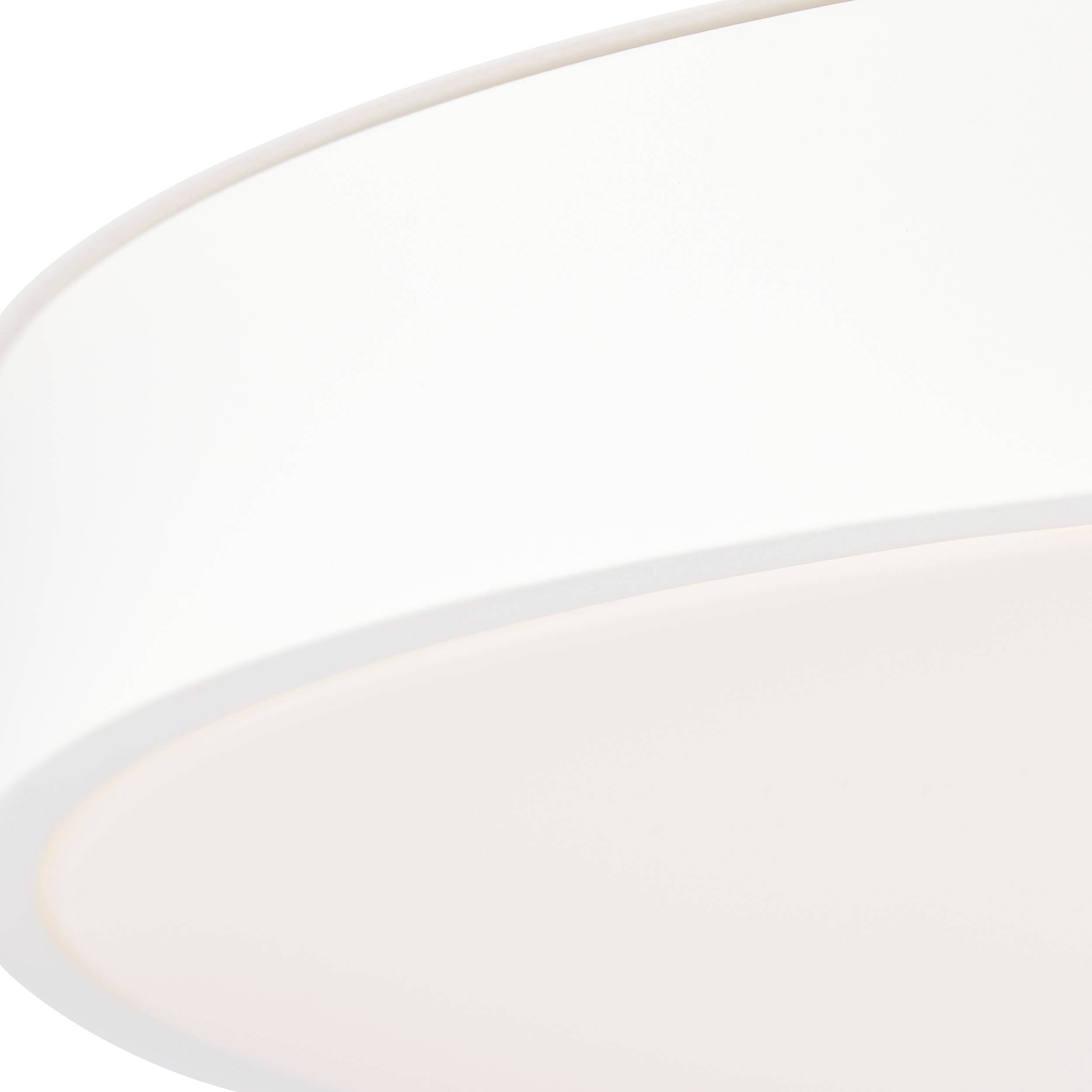 Okrúhly, biely strop miestnosti so jemným osvetlením, ktorý predstavuje modernú svetelnú inštaláciu vo vnútornom priestore.