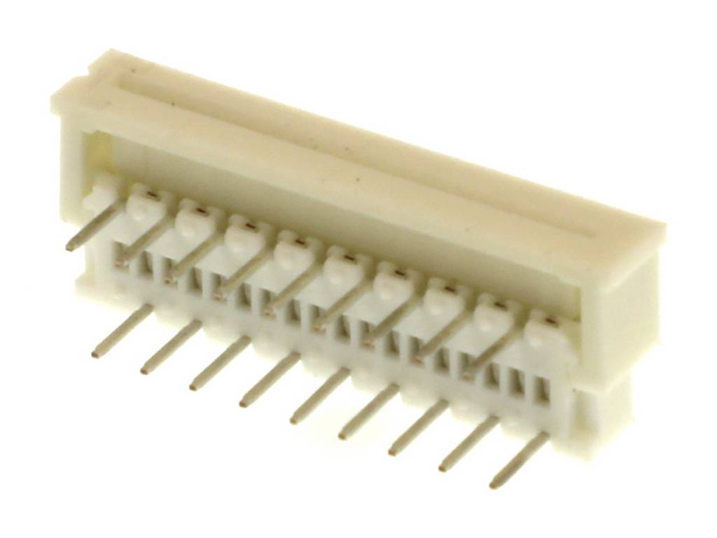 Biely elektrický konektor s viacerými kovovými kolíkmi, používaný na prepojenie elektrických obvodov.