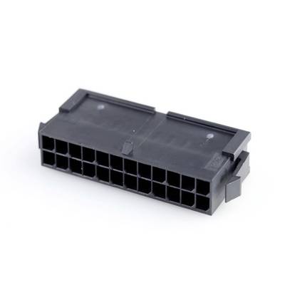 Krátka čierna elektrická zástrčka s viacerými kontaktmi, pravdepodobne určená pre počítačové pripojenia alebo komponenty.