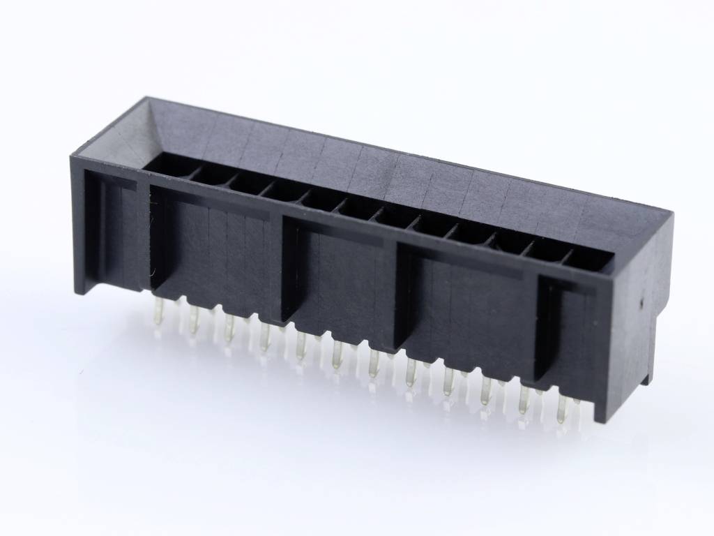 Čierny 24-pinový elektrický konektor ukazuje svoje kovové kolíky na reflexnej ploche.