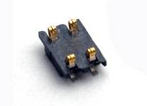 Malý, čierny elektronický konektor so zlatými kontaktmi. Používa sa v zariadeniach na prepojenie elektrických obvodov.
