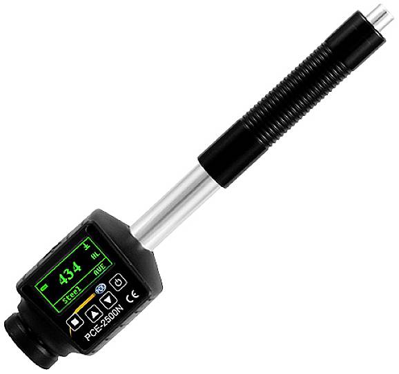 Prenosný tvrdomер Leeb PCE-2500, zobrazujúci tvrdosť 434 na zelenom displeji. Viditeľné kontrolné tlačidlá a skúšobná hlavica.