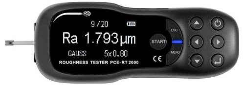 Prenosný tester drsnosti zobrazujúci "Ra 1,793µm" s dátumom "9/20", označený "ROUGHNESS TESTER PCE-RT 2000".