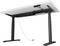 Výškovo nastaviteľný písací stôl s čiernym rámom, bielou stolovou doskou a elektronickou ovládacou jednotkou na nastavenie výšky.