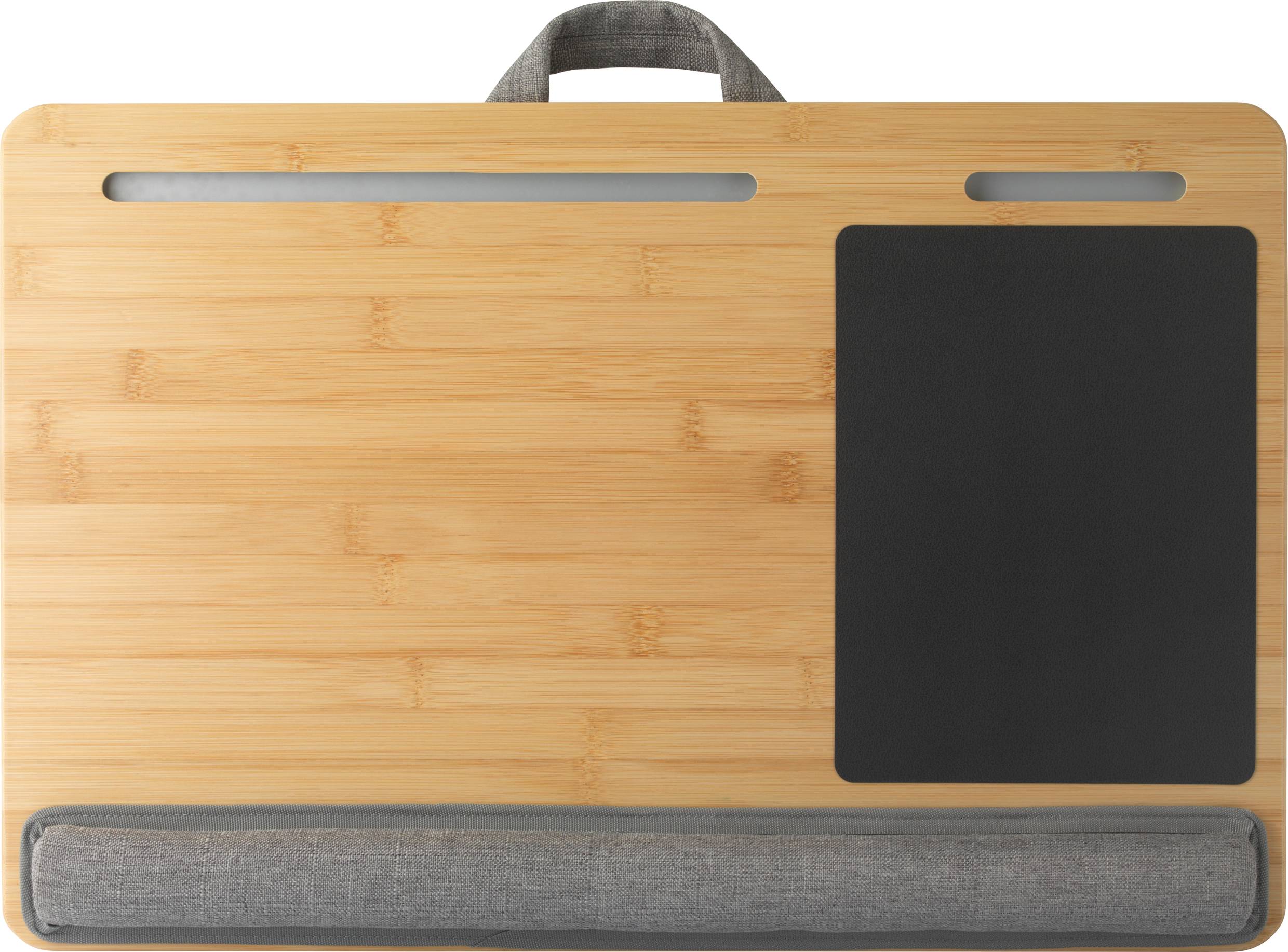 Prenosný drevený lapdesk so sivým vankúšom na spodnej strane a podložkou pod myš vpravo. Dokonalý pre pohodlnú prácu na gauči.