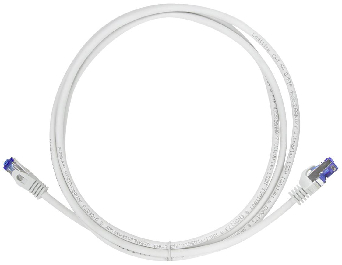Biely ethernetový kábel s modrými RJ45 konektormi na oboch koncoch, určený pre sieťové pripojenia.